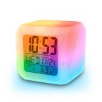 ساعت دیجیتال رومیزی مکعبی با چراغ رنگارنگ بدنه و پس زمینه